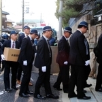 山口組総本部に捜索に入る兵庫県警の捜査員ら＝８日午後３時６分、神戸市灘区篠原本町４
