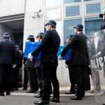 山健組事務所に捜索に入る兵庫県警の捜査員＝１２日午後２時２６分、神戸市中央区花隈町