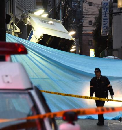 ダンプカーが突っ込んだ現場＝１９日午前６時９分、神戸市中央区加納町４