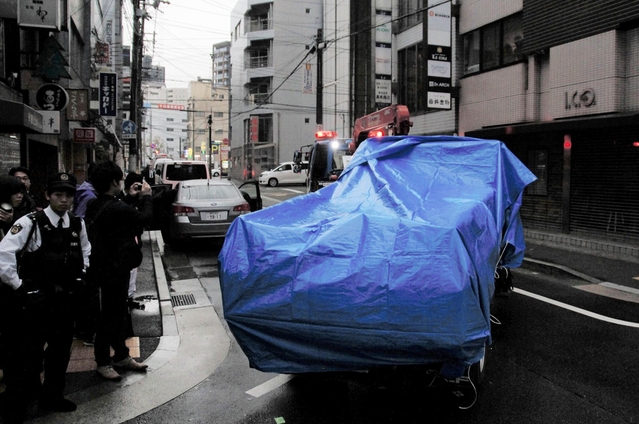 現場から移動されるトラック。１９日未明、神戸山口組側の事務所に突っ込む＝１９日午前６時４２分、神戸市中央区加納町４
