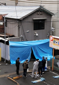 トラックが突っ込んだ暴力団神戸山口組系の「志闘会」事務所＝１９日午前１０時４分、神戸市中央区加納町４