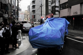 現場から移動されるトラック。１９日未明、神戸山口組側の事務所に突っ込む＝１９日午前６時４２分、神戸市中央区加納町４