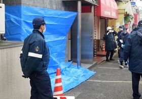 　トラックが突っ込んだ神戸山口組系事務所の前で警戒する警察官＝１６日午前、大阪府守口市