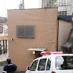 室内が荒らされた山口組系暴力団事務所を警戒する警察官＝２０日午前８時５３分、神戸市須磨区妙法寺