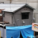トラックが突っ込んだ暴力団神戸山口組系の「志闘会」事務所＝１９日午前１０時４分、神戸市中央区加納町４