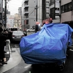 現場から移動されるトラック。１９日未明、神戸山口組側の事務所に突っ込む＝１９日午前６時４２分、神戸市中央区加納町４