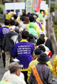 「暴力団は出て行け」。山口組直系団体の拠点施設の立ち退きを求め、地域を行進した住民ら＝３日、神戸市長田区