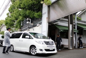 組関係者の出入りがあった山口組総本部＝１０日午前、神戸市灘区篠原本町４