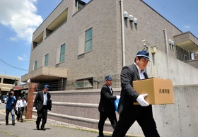 神戸山口組が指定暴力団となって以降、初めて本拠地の〓（４ＦＥ０）友会事務所を捜索した兵庫県警の捜査員＝５月１３日、淡路市志筑