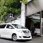 組関係者の出入りがあった山口組総本部＝１０日午前、神戸市灘区篠原本町４