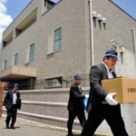 神戸山口組が指定暴力団となって以降、初めて本拠地の〓（４ＦＥ０）友会事務所を捜索した兵庫県警の捜査員＝５月１３日、淡路市志筑