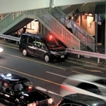 赤色灯をつけ、２４時間態勢で組事務所周辺を警戒する警察車両＝２７日夜、神戸市中央区
