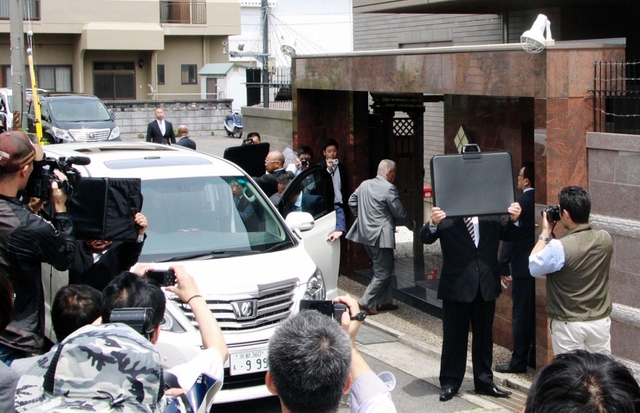 直系組長が定例会出席のため集まった俠友会事務所＝８日午前１１時６分、淡路市志筑