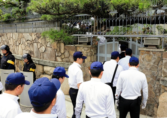 山口組総本部を捜索する岡山県警の捜査員ら＝８日午後、神戸市灘区篠原本町４