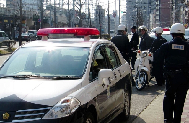 事件現場付近に集まった兵庫県警の警察官ら＝３月５日、神戸市中央区割塚通
