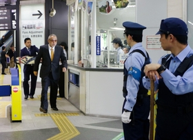 定例会のため山口組の直系組長らが降り立つＪＲ新神戸駅。不測の事態に備え兵庫県警も警戒態勢をとる＝６日午前、神戸市中央区加納町１