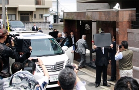 直系組長が定例会出席のため集まった俠友会事務所＝８日午前１１時６分、淡路市志筑