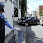 定例会が開かれた山口組総本部。機動隊員が周囲を警戒するなど、兵庫県警も厳戒態勢で臨んだ＝６日午前、神戸市灘区篠原本町４