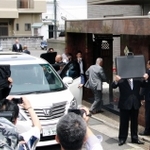直系組長が定例会出席のため集まった俠友会事務所＝８日午前１１時６分、淡路市志筑