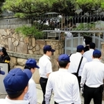 山口組総本部を捜索する岡山県警の捜査員ら＝８日午後、神戸市灘区篠原本町４