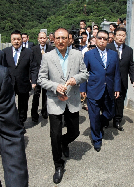 墓参りに訪れた指定暴力団山口組の篠田建市組長（中央）＝２３日午前１０時、神戸市灘区
