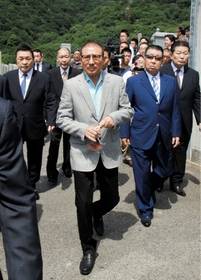 墓参りに訪れた指定暴力団山口組の篠田建市組長（中央）＝２３日午前１０時、神戸市灘区