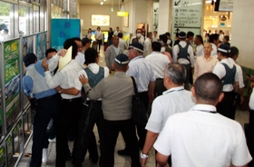 神戸山口組系組員らを制止する兵庫県警の警察官ら＝５日午前１０時４１分、山陽新幹線新神戸駅