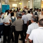 神戸山口組系組員らを制止する兵庫県警の警察官ら＝５日午前１０時４１分、山陽新幹線新神戸駅