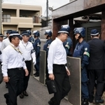●友会事務所に捜索に入る兵庫県警の捜査員＝２８日午前１０時１５分、淡路市志筑