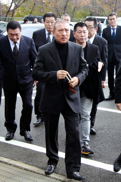 墓参りに訪れた山口組の篠田建市組長（中央）＝１日午前１０時８分、神戸市灘区