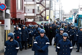 会津小鉄会から絶縁された幹部や山口組最高幹部らが集まった建物周辺で警戒する京都府警の警察官ら＝７日午前、京都市伏見区深草西浦町