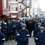会津小鉄会から絶縁された幹部や山口組最高幹部らが集まった建物周辺で警戒する京都府警の警察官ら＝７日午前、京都市伏見区深草西浦町