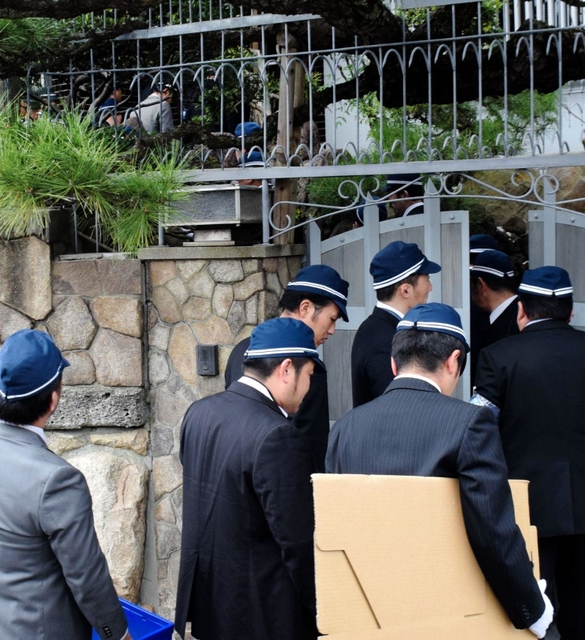 山口組総本部へ入る兵庫県警の捜査員ら＝８日午後２時３分、神戸市灘区篠原本町４