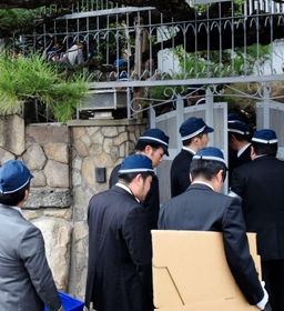 山口組総本部へ入る兵庫県警の捜査員ら＝８日午後２時３分、神戸市灘区篠原本町４