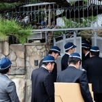 山口組総本部へ入る兵庫県警の捜査員ら＝８日午後２時３分、神戸市灘区篠原本町４