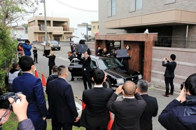 ４月１０日に開かれた神戸山口組の定例会。兵庫県警などが警戒に当たった＝淡路市志筑