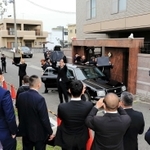 ４月１０日に開かれた神戸山口組の定例会。兵庫県警などが警戒に当たった＝淡路市志筑