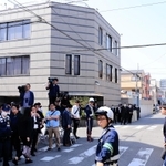 神戸山口組から離脱した組長らが集まった組事務所周辺では、報道陣や捜査員が待機した＝３０日午後、尼崎市東難波町