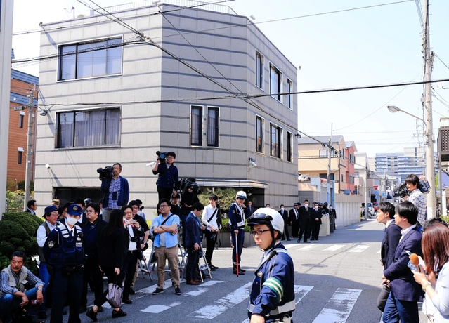 神戸山口組から離脱した組長らが集まった組事務所周辺＝４月３０日、尼崎市東難波町