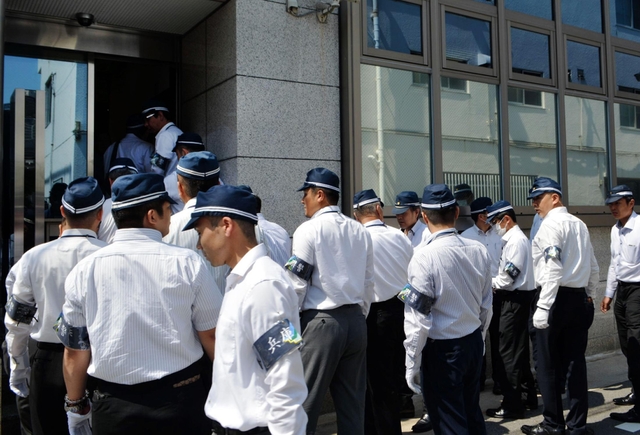 山健組の事務所に家宅捜索に入る捜査員＝２９日午後２時、神戸市中央区花隈町