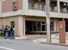 傷害事件のあった現場＝６日午前、神戸市中央区下山手通７