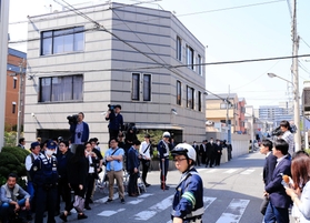 神戸山口組から離脱した組長らが集まった組事務所周辺＝４月３０日、尼崎市東難波町