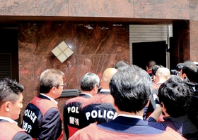 指定暴力団神戸山口組の直系団体「●友会」に捜索に入る警視庁の捜査員＝１２日午前、淡路市志筑　（注）●は「侠」の右が「夾」