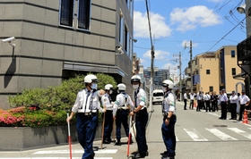 任●団体山口組の事務所を警戒する兵庫県警の捜査員ら＝２８日午前、尼崎市東難波町４