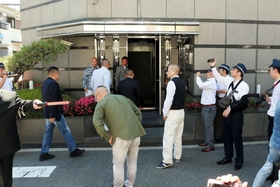 県警が警戒する中、定例会に集まる任●団体山口組の組員＝２８日午後、尼崎市東難波町４