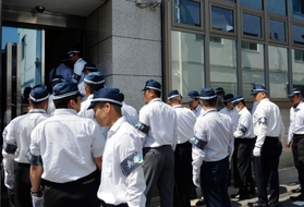 山健組の事務所に家宅捜索に入る捜査員＝２９日午後２時、神戸市中央区花隈町