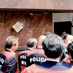 指定暴力団神戸山口組の直系団体「●友会」に捜索に入る警視庁の捜査員＝１２日午前、淡路市志筑　（注）●は「侠」の右が「夾」
