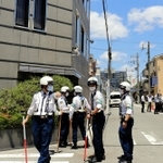 任●団体山口組の事務所を警戒する兵庫県警の捜査員ら＝２８日午前、尼崎市東難波町４