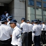 山健組の事務所に家宅捜索に入る捜査員＝２９日午後２時、神戸市中央区花隈町
