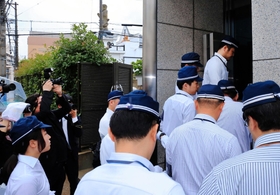 詐欺事件の関係先として、神戸山口組傘下の山健組を捜索する兵庫県警の捜査員＝７日午前、神戸市中央区花隈町